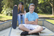 Zwei Kinder mit Skateboard