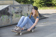 Junges Mädchen mit Skateboard