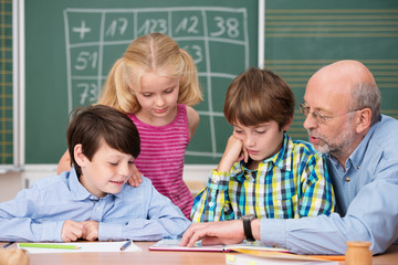 Poster - lehrer betreut eine gruppe von kindern