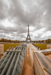 Fototapete - Eiffel Tower view from Trocadero gardens with fountains
