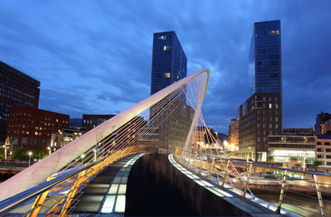 Fototapete - Pedestrian bridge in the city of Bilbao, Spain