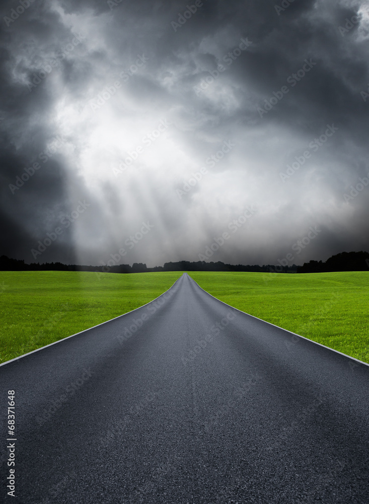 Landtraße bei Sturm