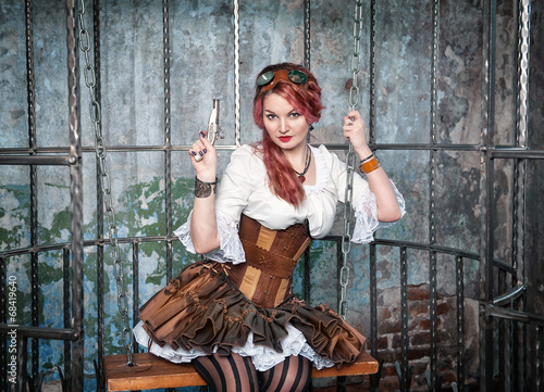 Obraz na płótnie canvas dwuczęściowy "dyptyk" Piękna steampunk kobieta w klatce z pistoletem