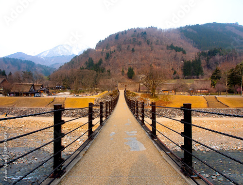 Board z aluminiowym obramowaniem Most w wiosce shirakawa-go rano, toyama, japonia