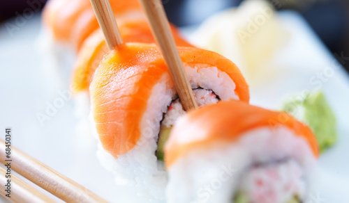 Tapeta ścienna Jedzenie sushi ze zdjęciem panoramy chopstricks