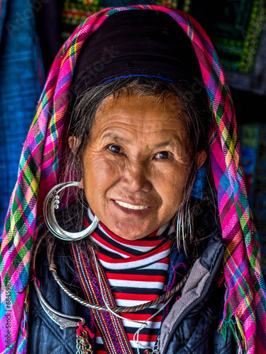 Fotografie, Obraz Portrét Black Hmong ženy nosí tradiční oblečení, Sapa,