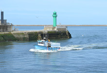 Petit Bateau De Pêche Rentrant Au Port De Boulogne Sur Mer