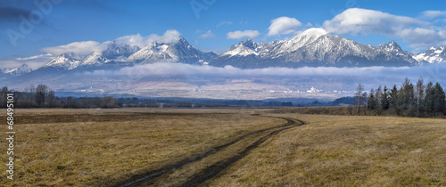 Obraz na płótnie canvas Jesienny widok na wysokie tatry na Słowacji