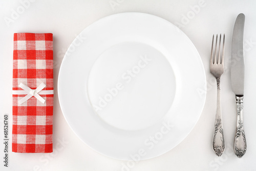 Board z aluminiowym obramowaniem Vintage zestaw sztućców z widelcem, nożem, talerzem i czerwoną serwetką.