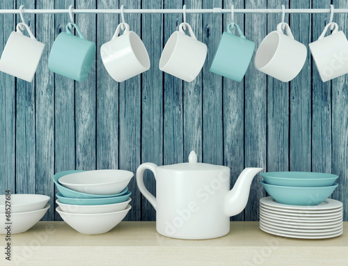 Board z aluminiowym obramowaniem Ceramiczne naczynia kuchenne na półce.