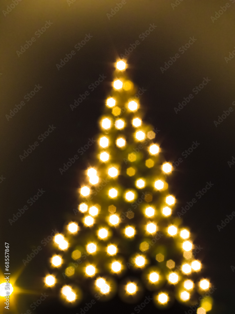 Stock-Foto „Weihnachtsbaum / Christbaum / Tannenbaum / Tanne mit Lichtern, Kerzen, Nachtaufnahme, Lichter unscharf, defokussiert“