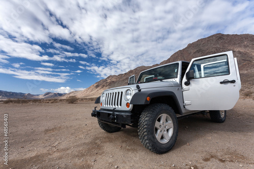 Fotografia  Jeep Wrangler in the desert