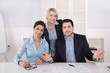 © Lifeisbeautiful - Teamwork: lachendes Business Team mit Chefin im Büro