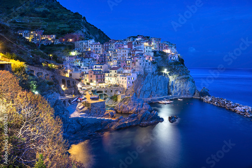 Board z aluminiowym obramowaniem Manarola nocą, cinque terre, włochy