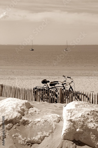 rowery-przy-barierce-na-plazy