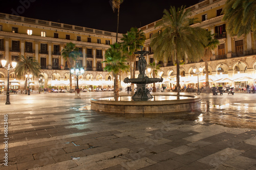 Fotoboard na płycie Placa reial w nocy w Barcelonie