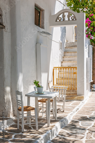 Naklejka na szybę Table and chairs outside a typical house in Mykonos