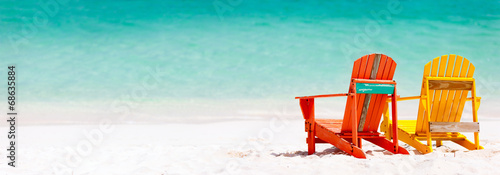 Tapeta ścienna Kolorowe krzesła na karaibskiej plaży
