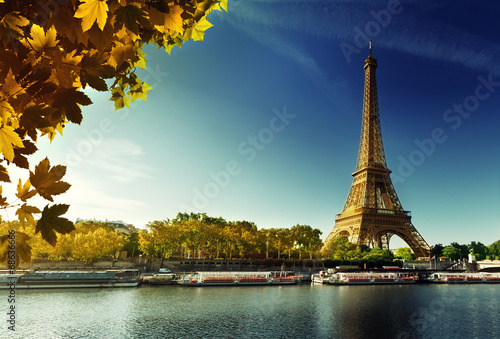 Fotografía Sena en París con la torre Eiffel en la estación del otoño