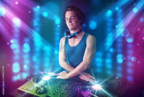 Fotoboard na płycie Dj miksowania muzyki w klubie z niebieskimi i fioletowymi światłami