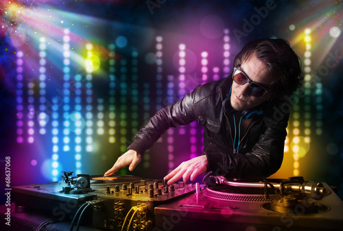 Fotoboard na płycie DJ gra utwory w dyskotece z pokazem świateł