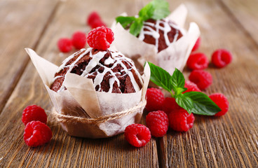 Canvas Print - Tasty cupcakes with raspberries on table close-up