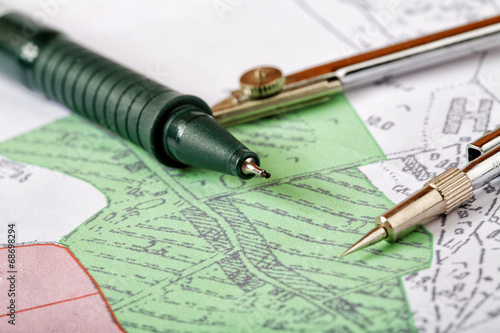 Fotografía Mapa topográfico de distrito con un instrumento de medición y Penc