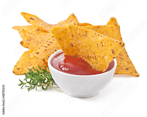 Fotografía Nachos y salsa de tomate adornados con hojas de tomillo