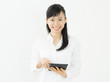 © naka - タブレット・若い女性