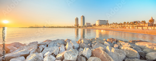 Naklejka samoprzylepna Plaża barceloneta w Barcelonie o wschodzie słońca