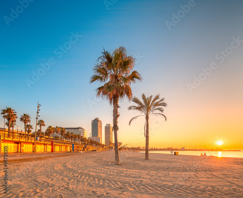Board z aluminiowym obramowaniem Plaża barceloneta w Barcelonie o wschodzie słońca