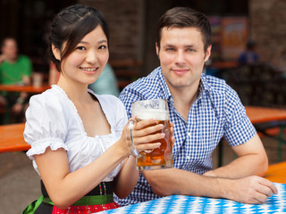 Wall Mural - Gemeinsam feiern auf dem Oktoberfest