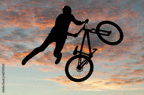 Plakat na papierze fotorealistycznym Sylwetka bmx sport jeździec w akcji z tłem scenerii