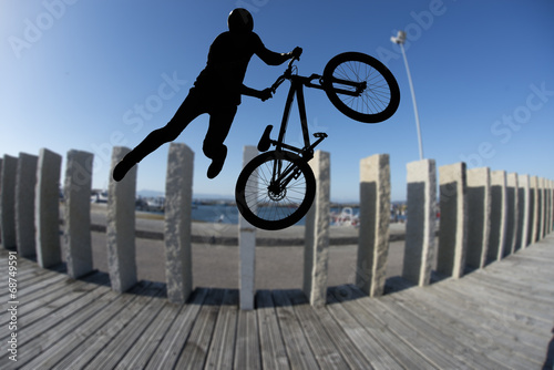 Fotoboard na płycie Sylwetka bmx sport jeździec w akcji z tłem scenerii