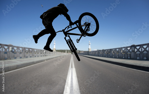 Fotoboard na płycie Sylwetka bmx sport jeździec w akcji z tłem scenerii