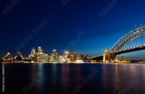 Board z aluminiowym obramowaniem Panoramę Sydney w nocy