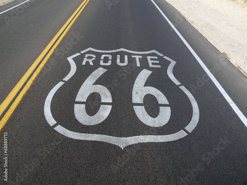 Board z aluminiowym obramowaniem Route 66 znak nawierzchni w pobliżu Barstow