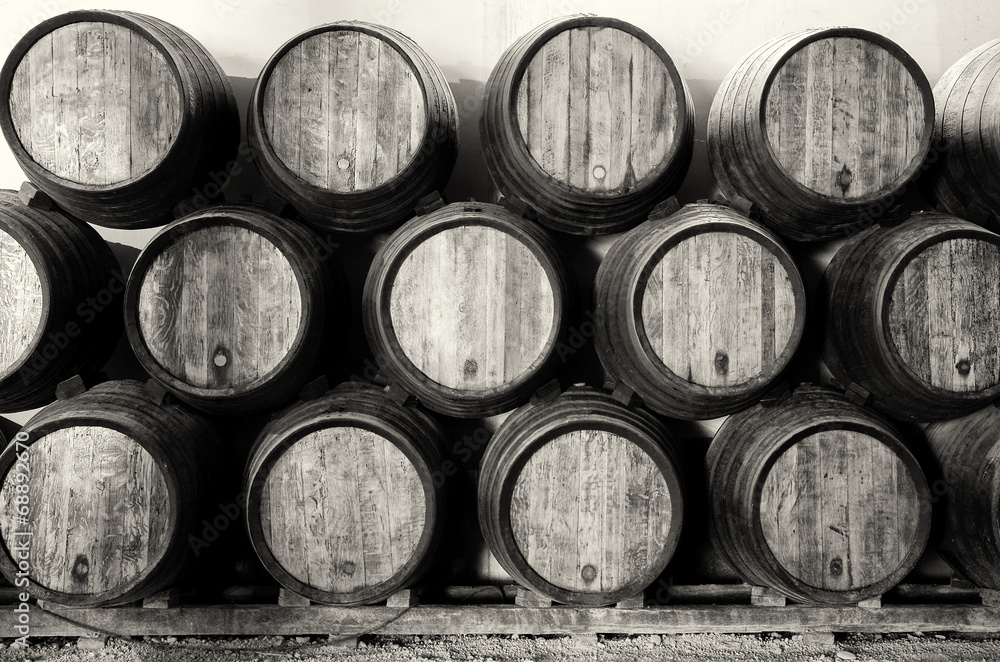 Photo Whisky or wine barrels in black and white