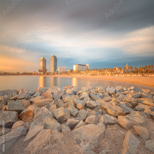 Naklejka samoprzylepna Plaża barceloneta w Barcelonie o wschodzie słońca
