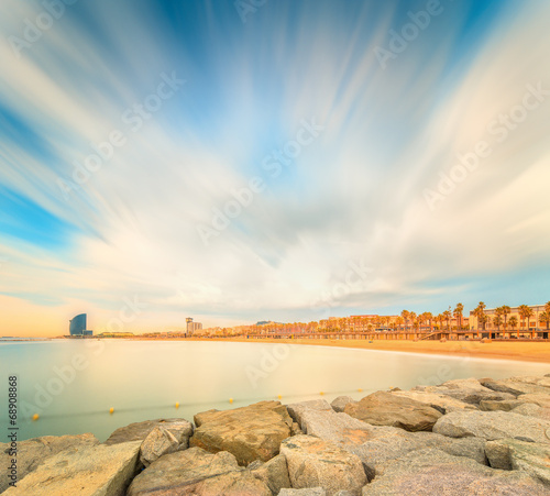 Naklejka samoprzylepna Plaża barceloneta w Barcelonie o wschodzie słońca