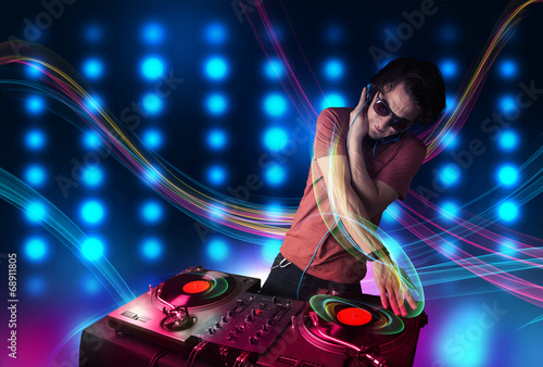 Fotoboard na płycie Młodzi dj miksujący rekordy z kolorowymi światłami