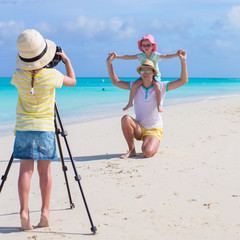 Wall Mural - Little girl making photo of her family