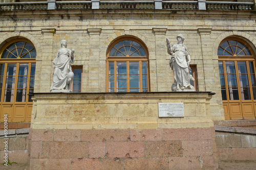 Fotografija Statues "Vigilance" and "Prudence" at an entrance to the Big Gat