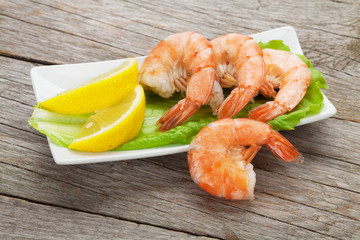 Wall Mural - Cooked shrimps with lemon and salad leaves