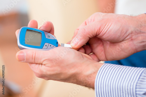 Fotografía Senior mit Diabetes benutzt Blutzuckermessgerät