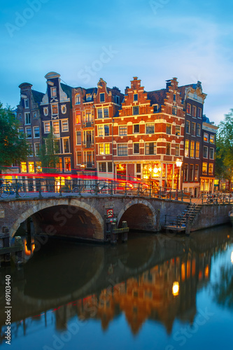 Fotoboard na płycie Nocny widok na miasto z Amsterdamu kanał i most