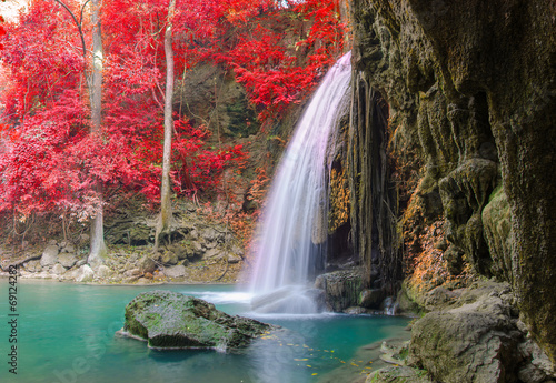 Naklejka dekoracyjna Waterfall in Deep forest at Erawan waterfall National Park