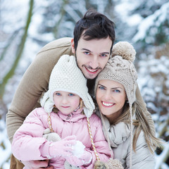 Glückliche Familie mit Kind im Winter