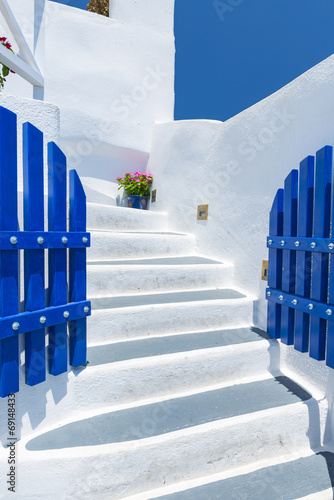 Dekoracja na wymiar  schody-i-tradycyjna-architektura-w-santorini-grecja