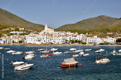 Naklejka samoprzylepna Port i miasto cadaqués w Hiszpanii